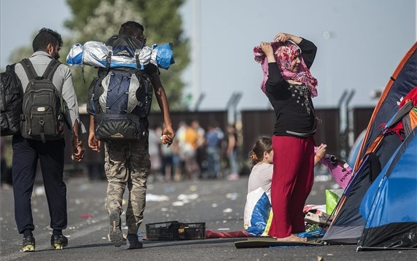 Román embercsempészek cigány népviseletbe öltöztetve visznek migránsokat nyugatra