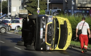 Felborult egy mentőautó a fővárosban