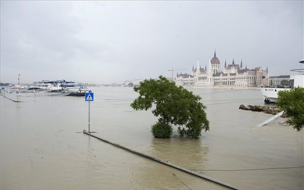 Árvíz - Tetőzés előtt, rekordmagasságú víz a Dunán - ÖSSZEFOGLALÓ