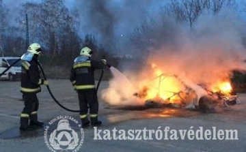 Teljesen kiégett egy versenyautó Pécsen