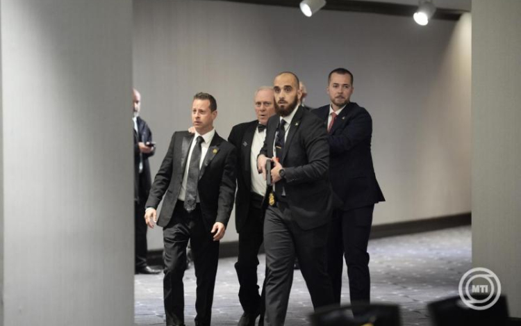 Több fegyverrel szerelte fel magát az a férfi, aki a Donald Trump részvételével tartott díszvacsora helyszínén nyitott tüzet